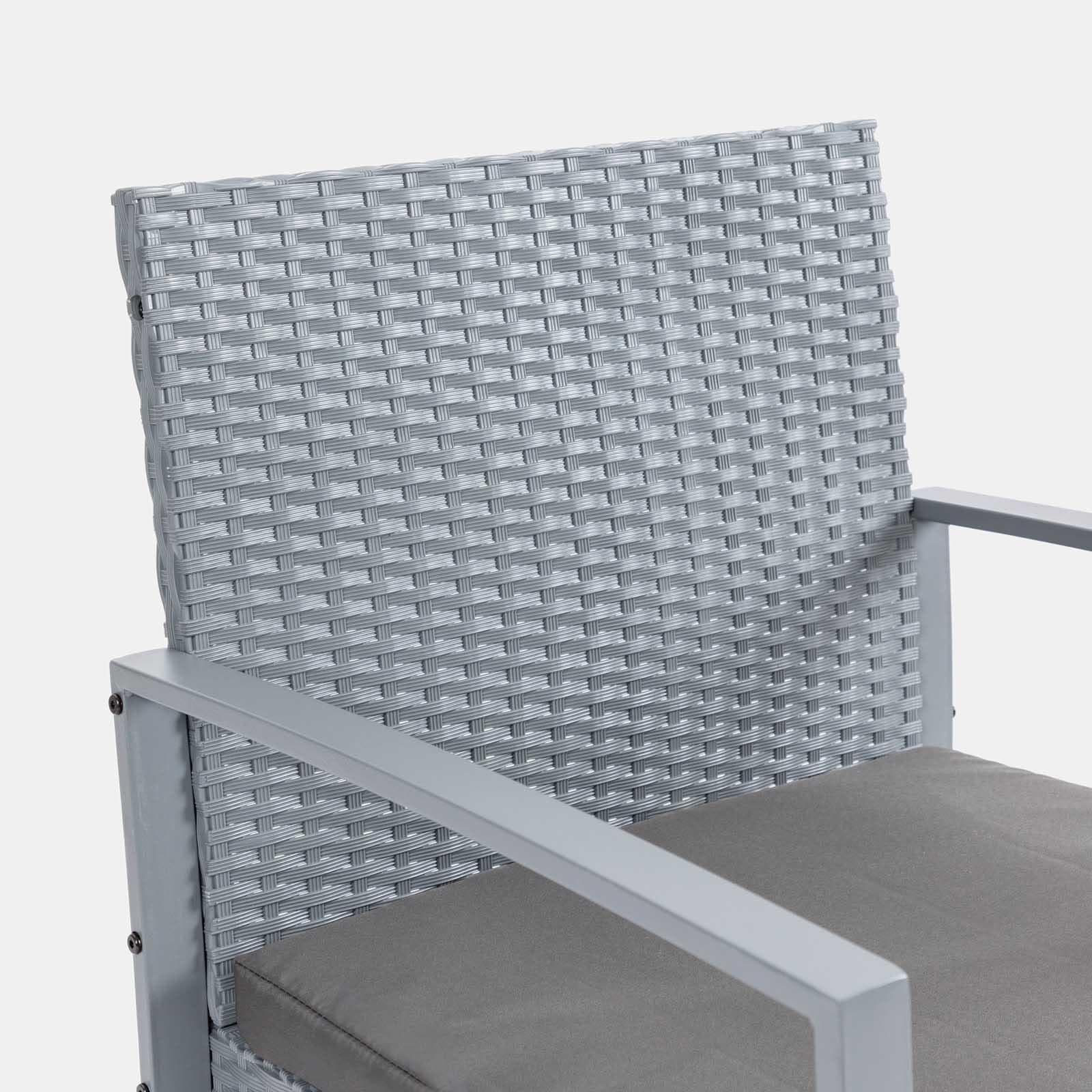 Set relax divano 2 poltrone e tavolino in polyrattan e acciaio grigio – Jerez