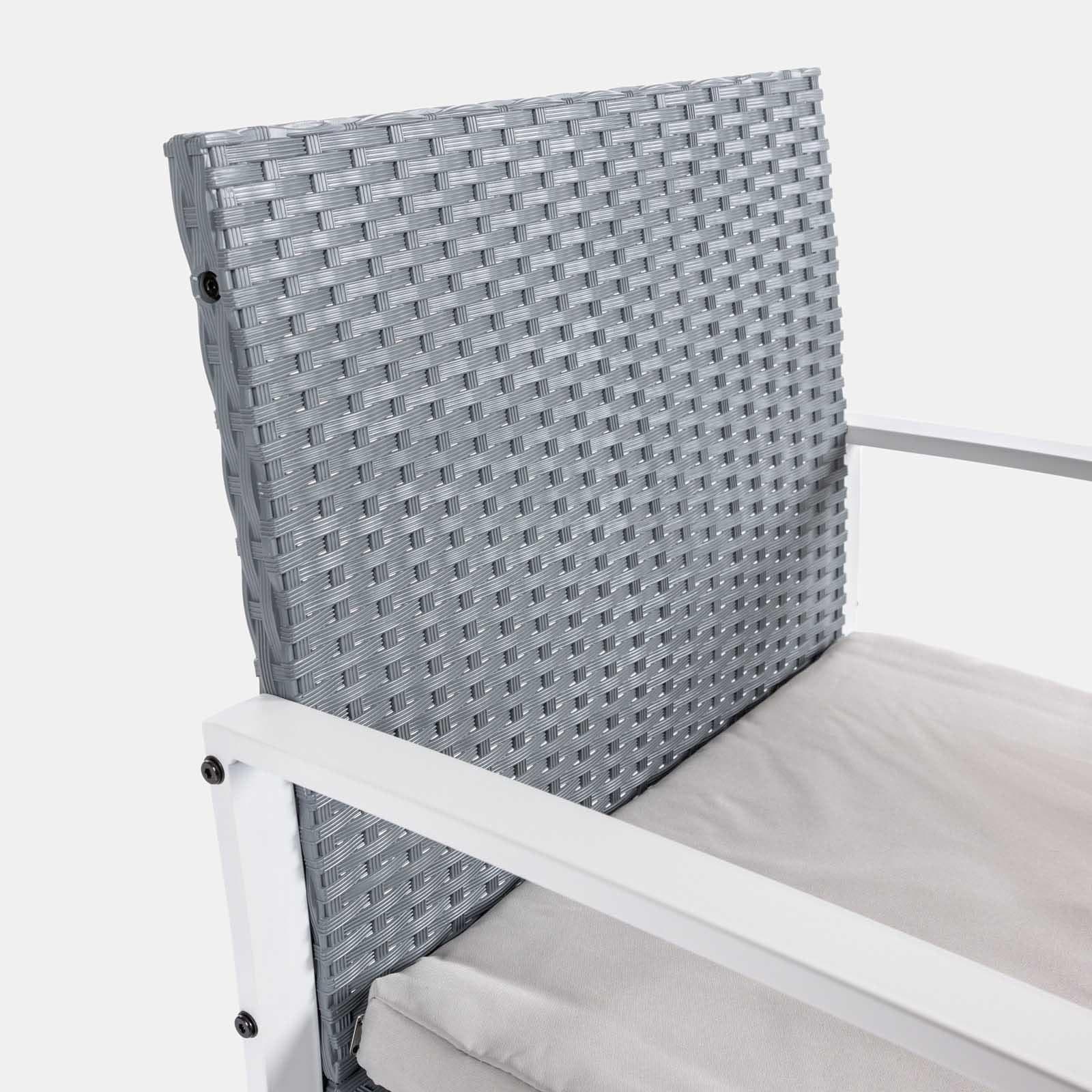 Set relax divano 2 poltrone e tavolino in polyrattan grigio e acciaio bianco – Jerez