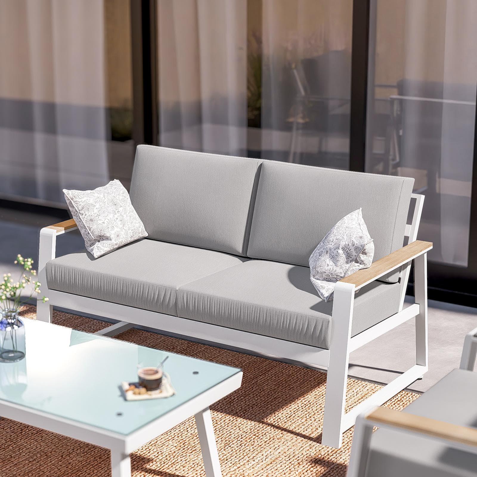Set relax divano 2 poltrone e tavolino con top in vetro in alluminio bianco con cuscini - Sombrero