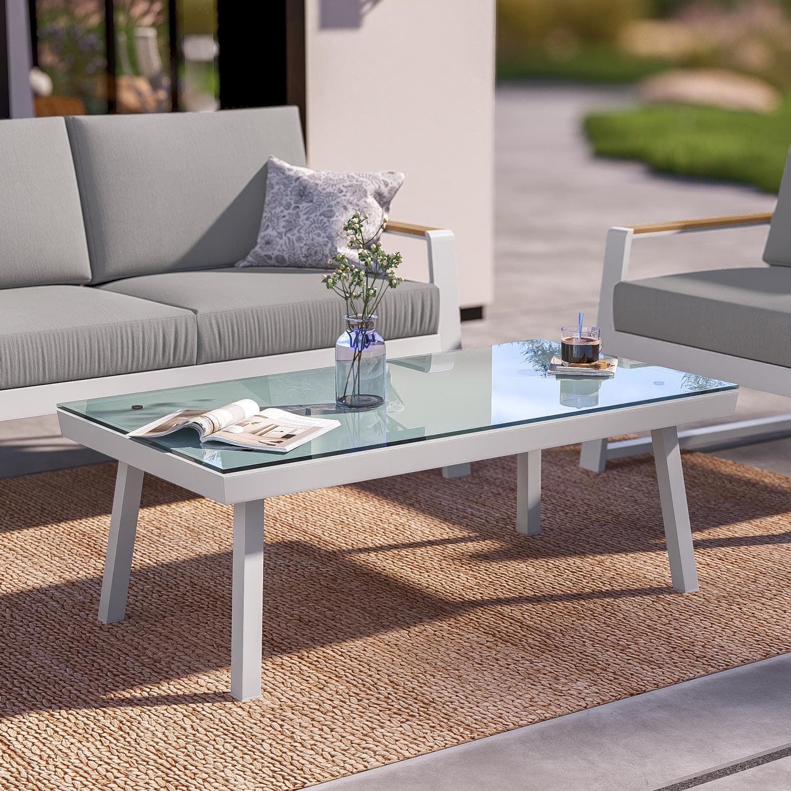 Set relax divano 2 poltrone e tavolino con top in vetro in alluminio bianco con cuscini - Sombrero