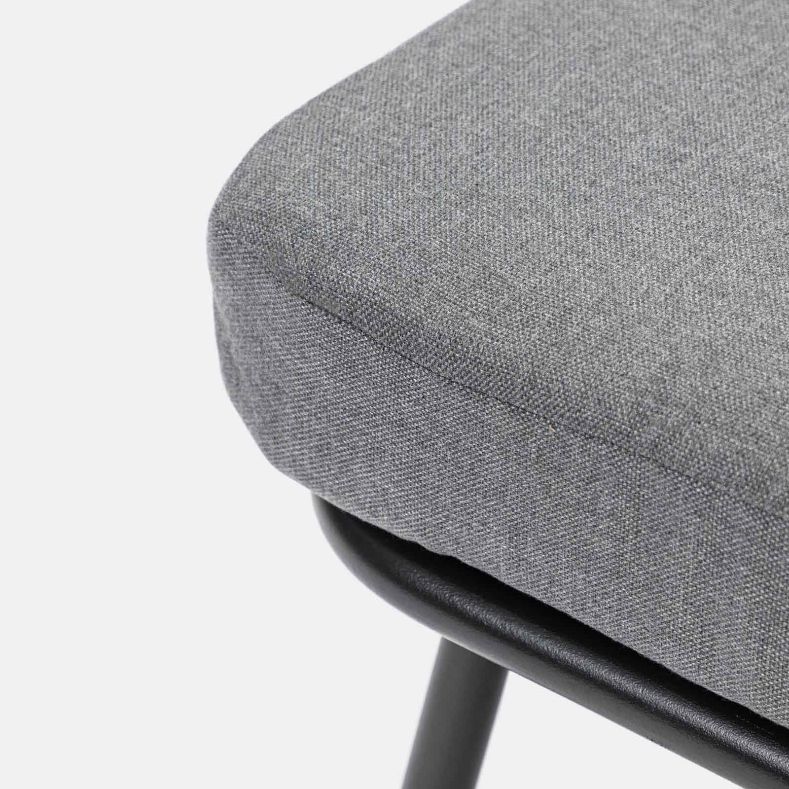 Set relax divano pouf e 2 tavolini in acciaio e polyrattan grigio - Klaus