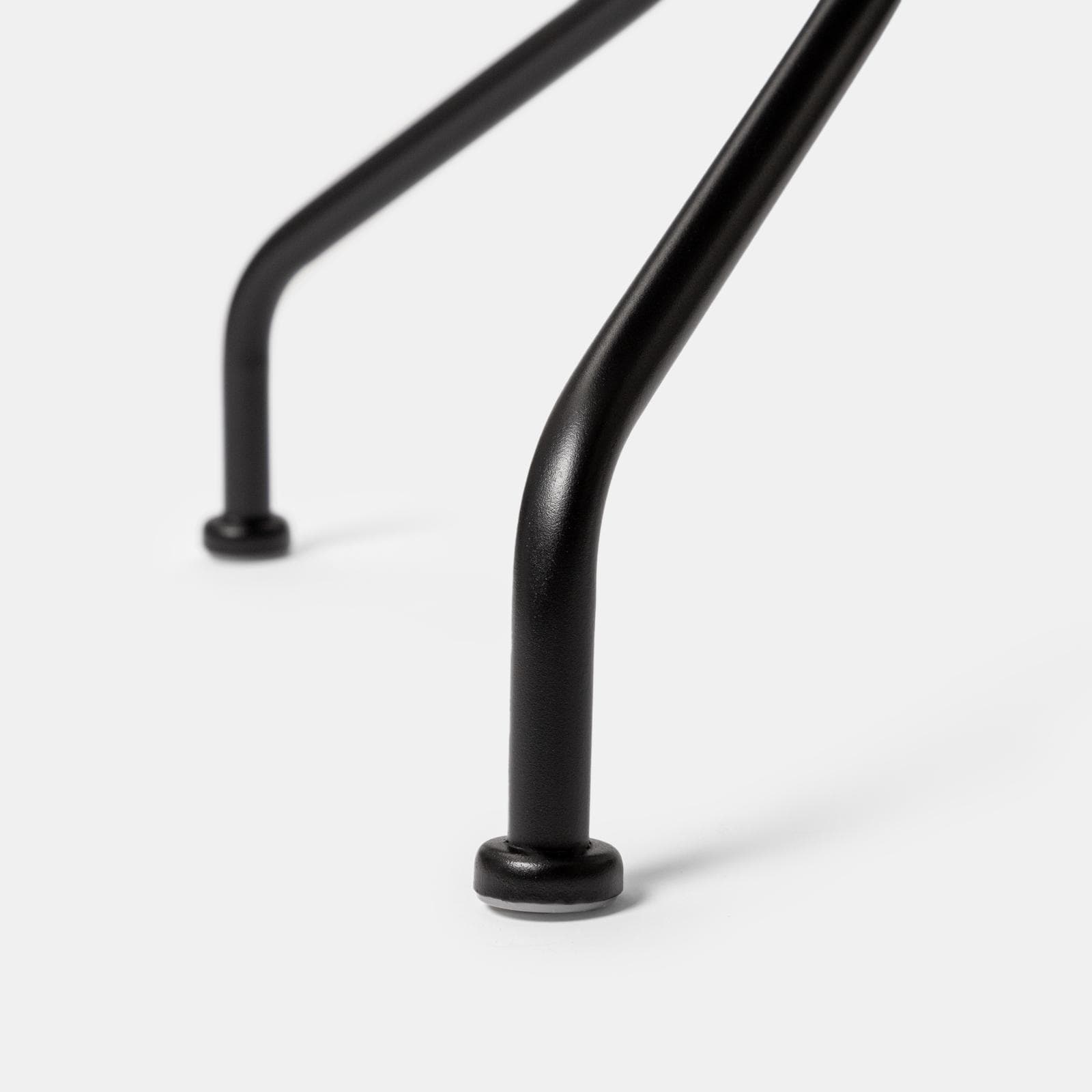 Set bistrot tavolo rotondo 70 cm e 2 sedie con braccioli in metallo nero - Loren