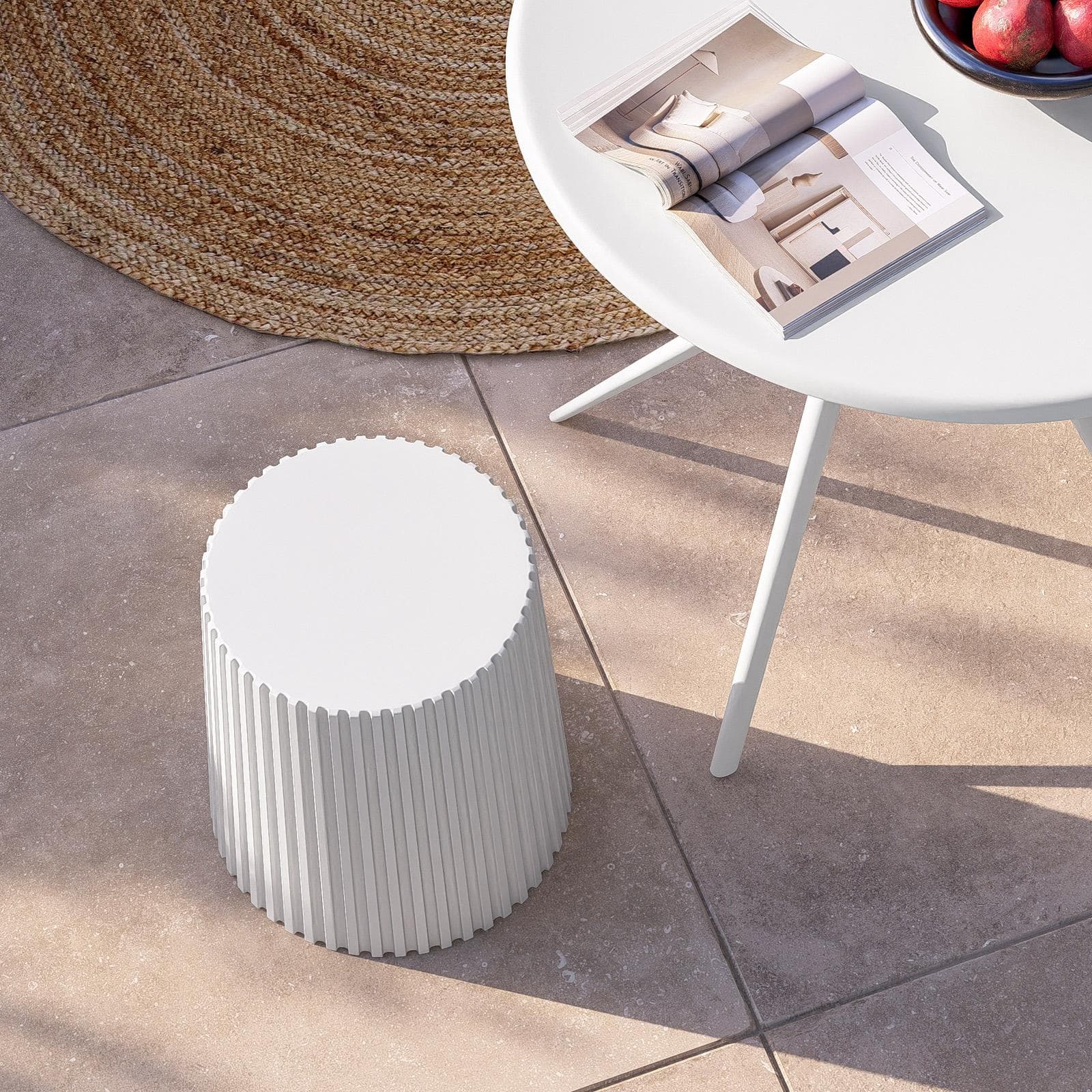 Sgabello basso da giardino rotondo 39 cm in polipropilene bianco - Xilo