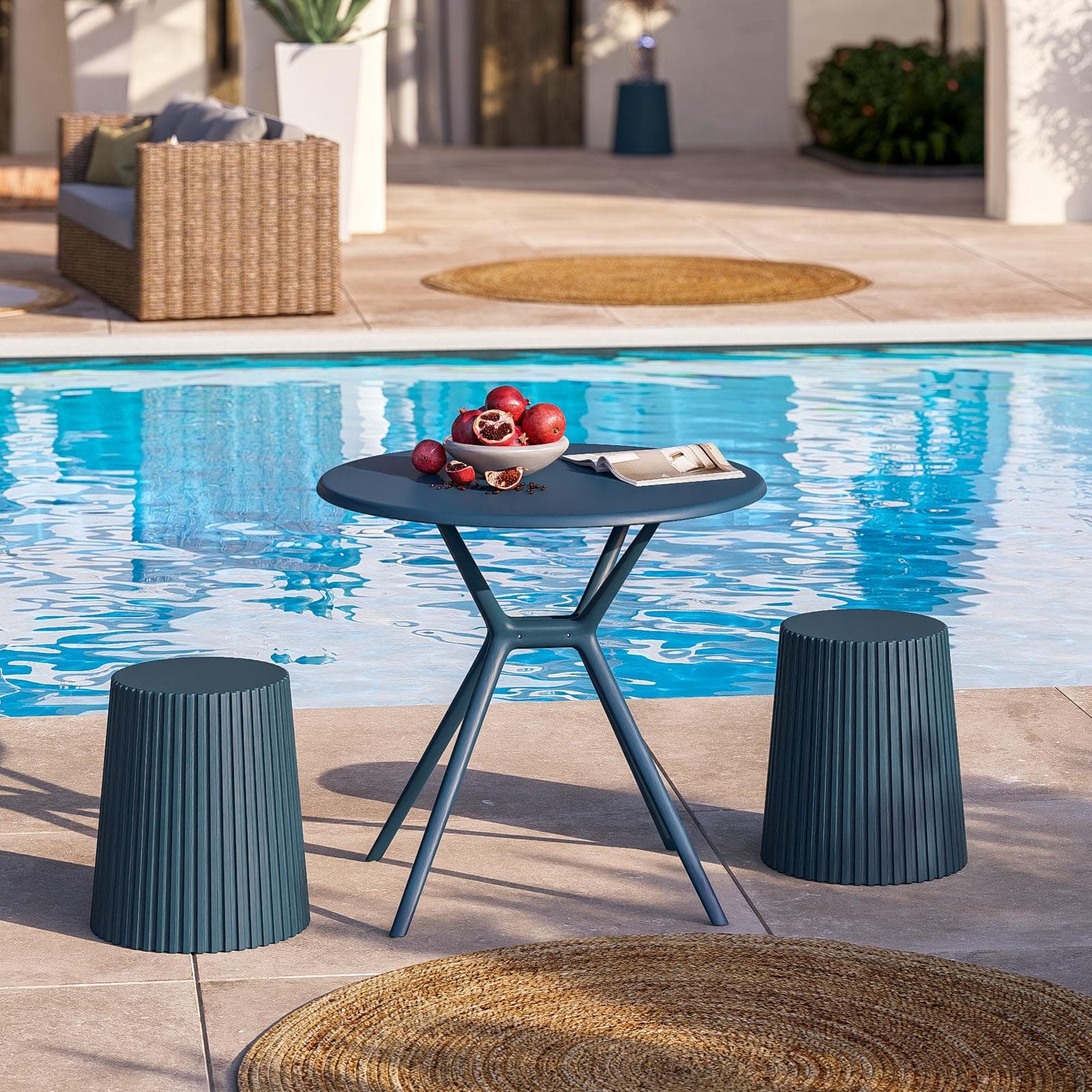 Sgabello basso da giardino rotondo 39 cm in polipropilene blu - Xilo