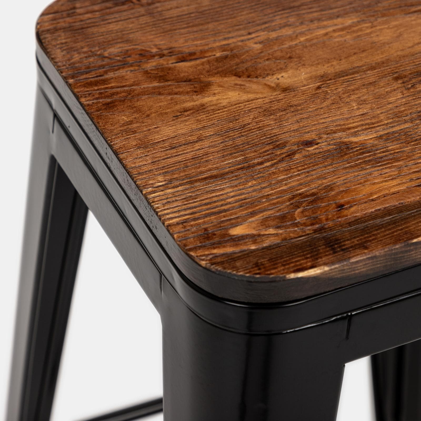 Sgabello impilabile stile industrial in metallo nero e seduta legno - Farley