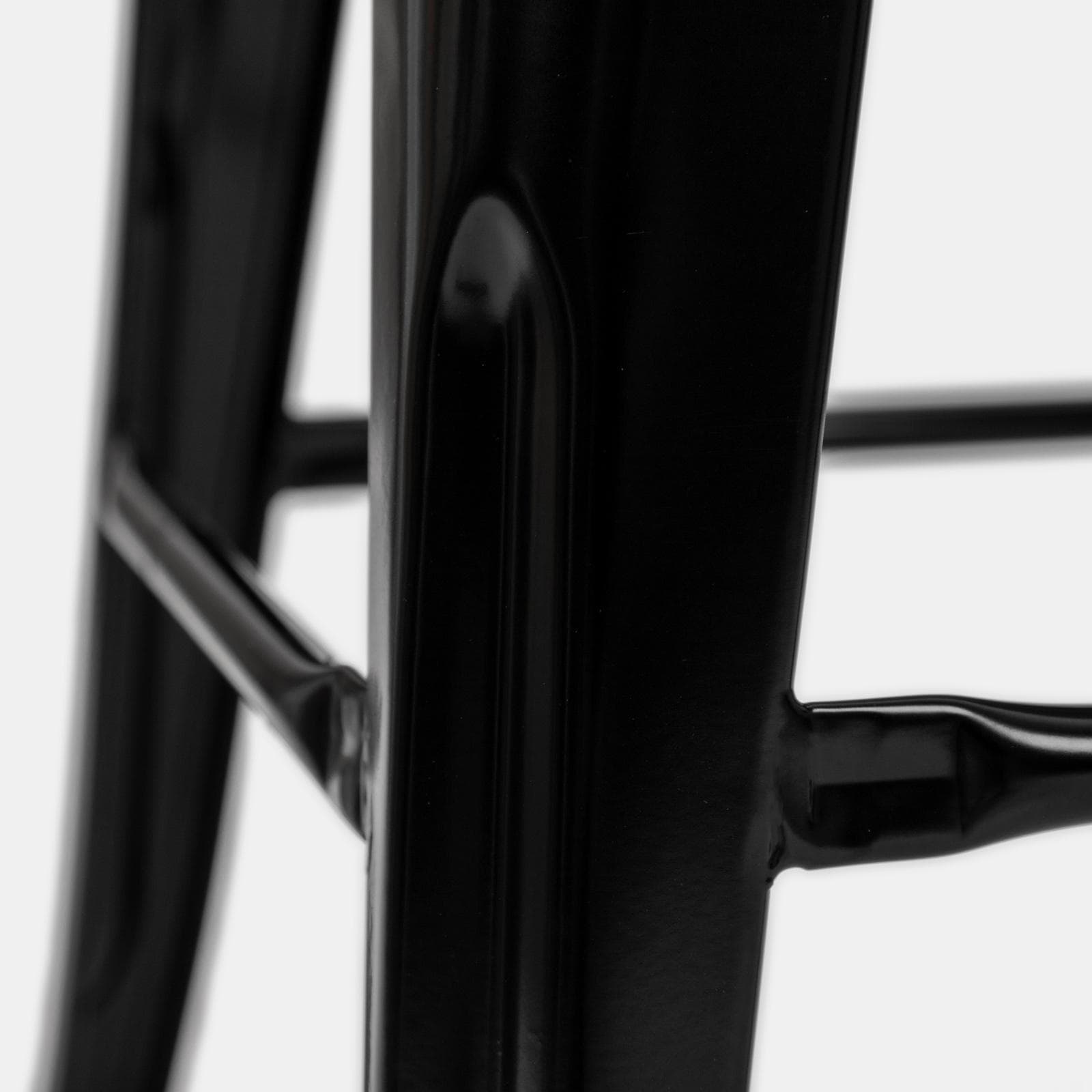 Sgabello impilabile stile industrial in metallo nero e seduta legno - Farley