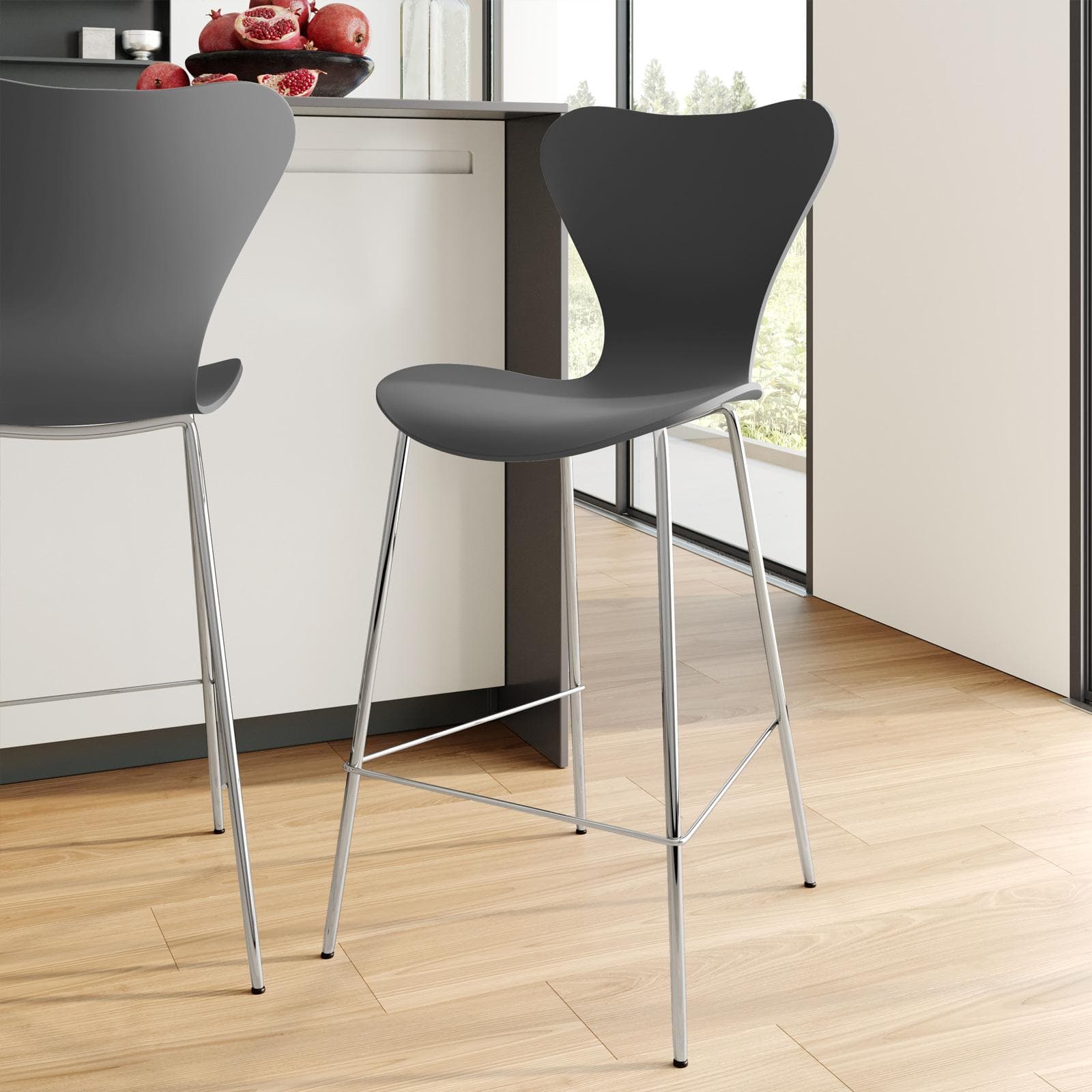 Sgabello in polipropilene grigio scuro con seduta effetto legno e gambe cromo - Dolly