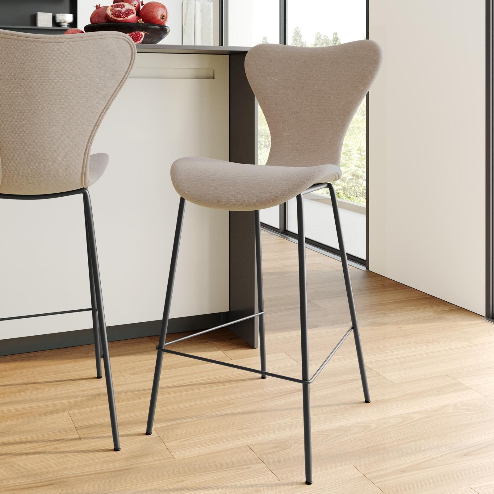 Sgabello in tessuto rosa nude con gambe in metallo nero - Dolly