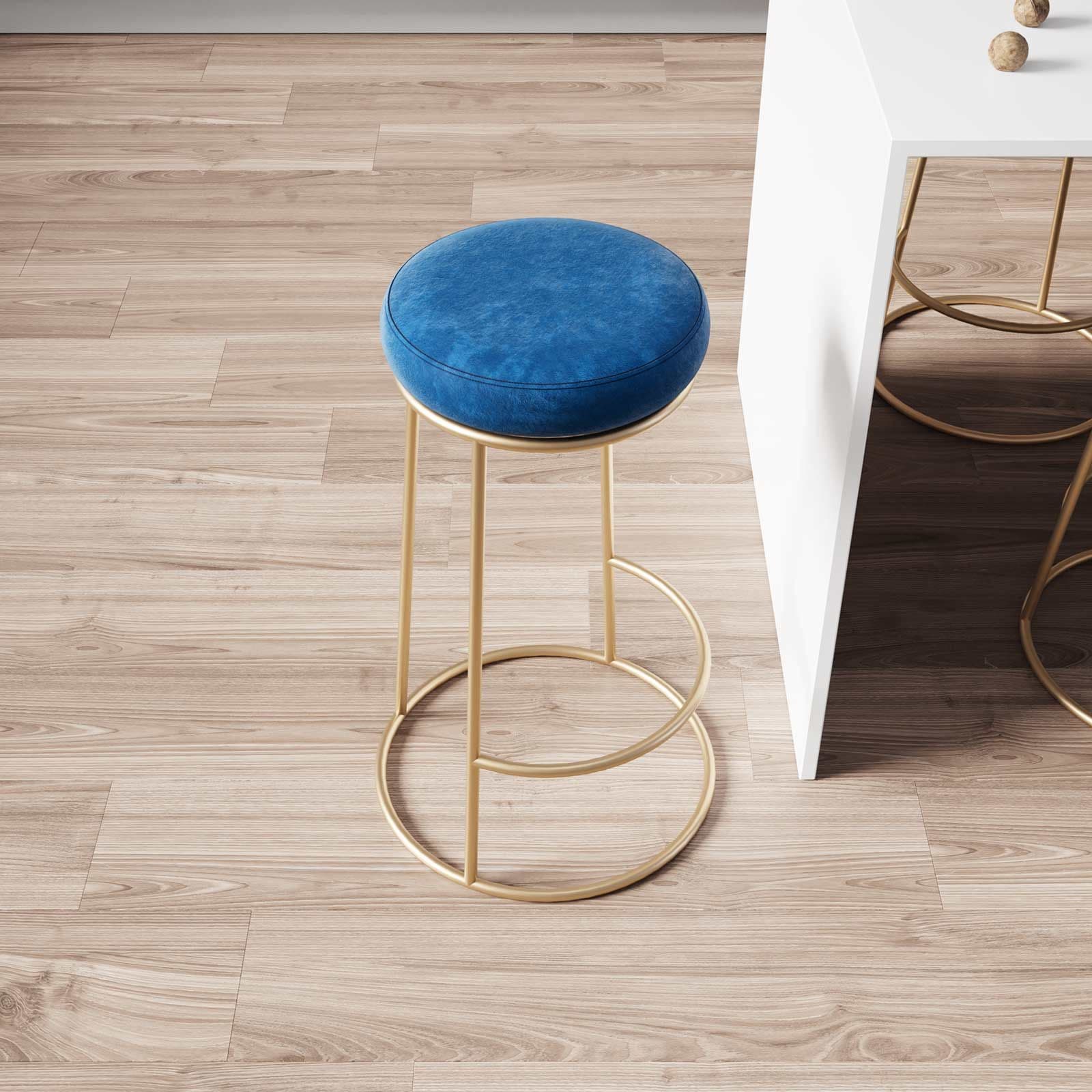 Sgabello in velluto blu con struttura tonda in metallo oro - Klent