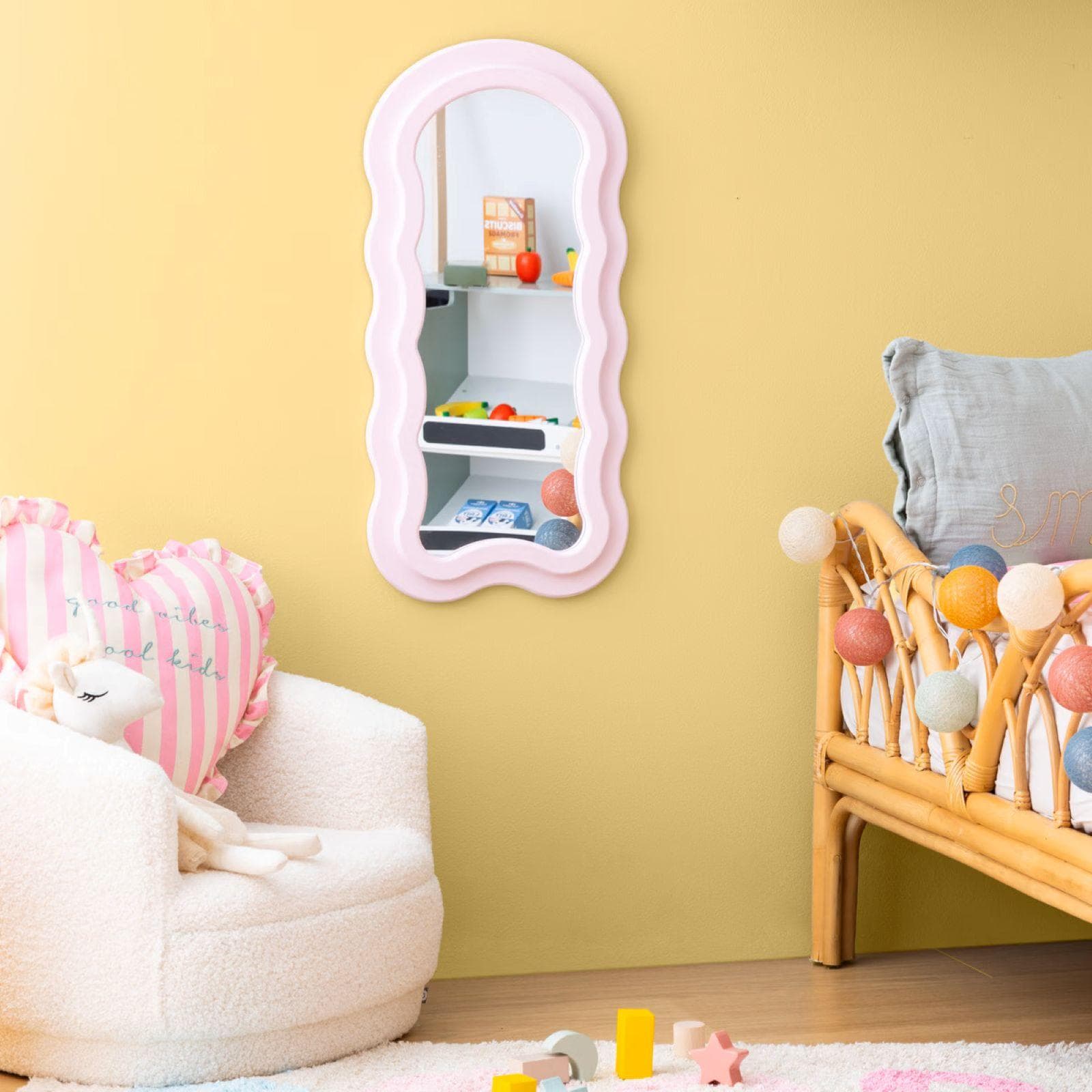 Specchio da parete 60h cm con cornice astratta in legno rosa