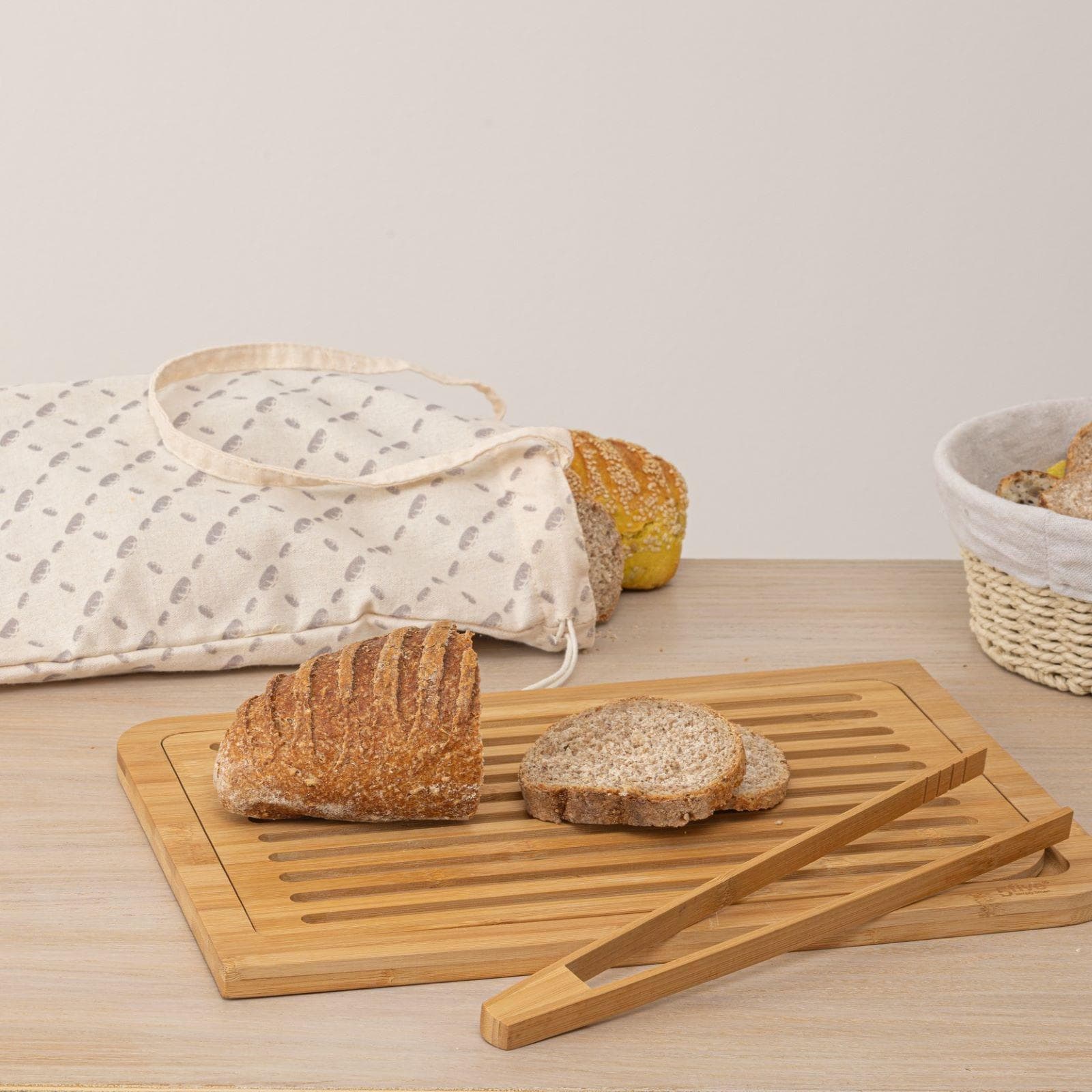 Tagliere 40x27 cm in bambù con pinza e sacchetto in cotone