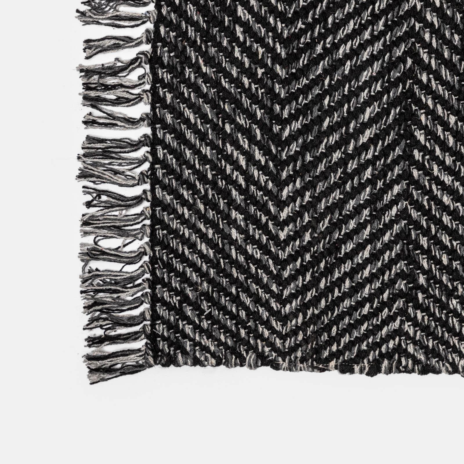 Tappeto 180x120 cm in cotone nero con effetto a spina di pesce