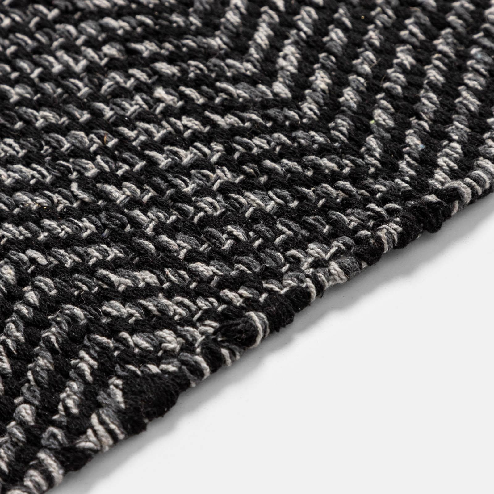 Tappeto 180x120 cm in cotone nero con effetto a spina di pesce