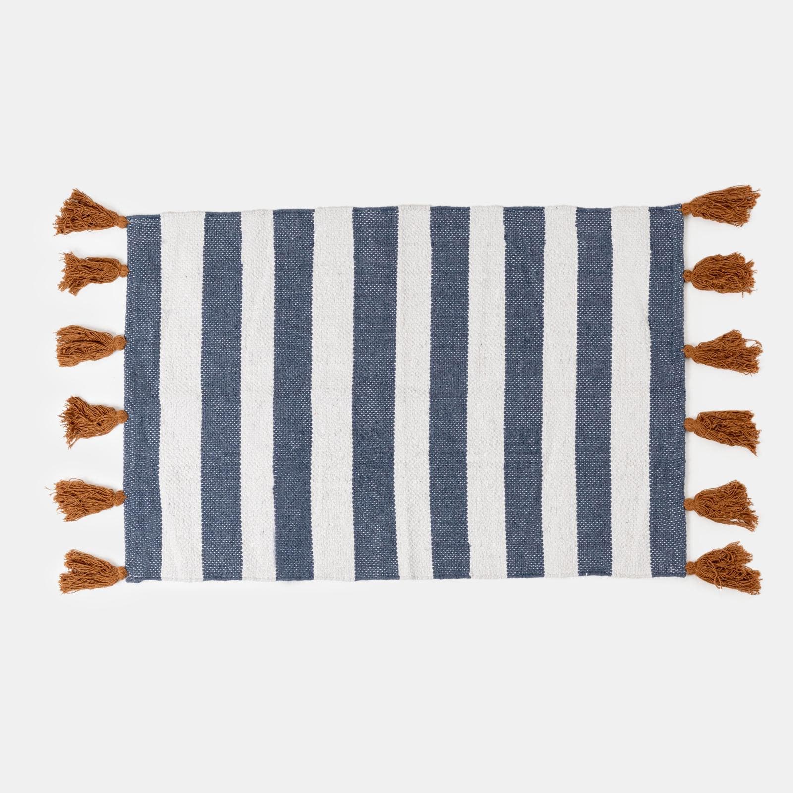 Tappeto 60x90 cm in cotone blu e bianco a strisce con nappine senape