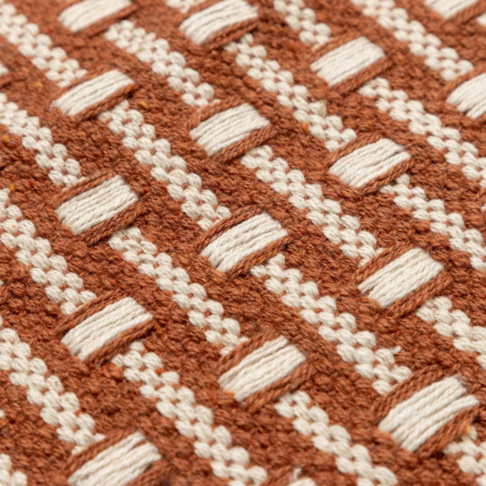Tappeto 60x90 cm in cotone senape e bianco intrecciato con frange