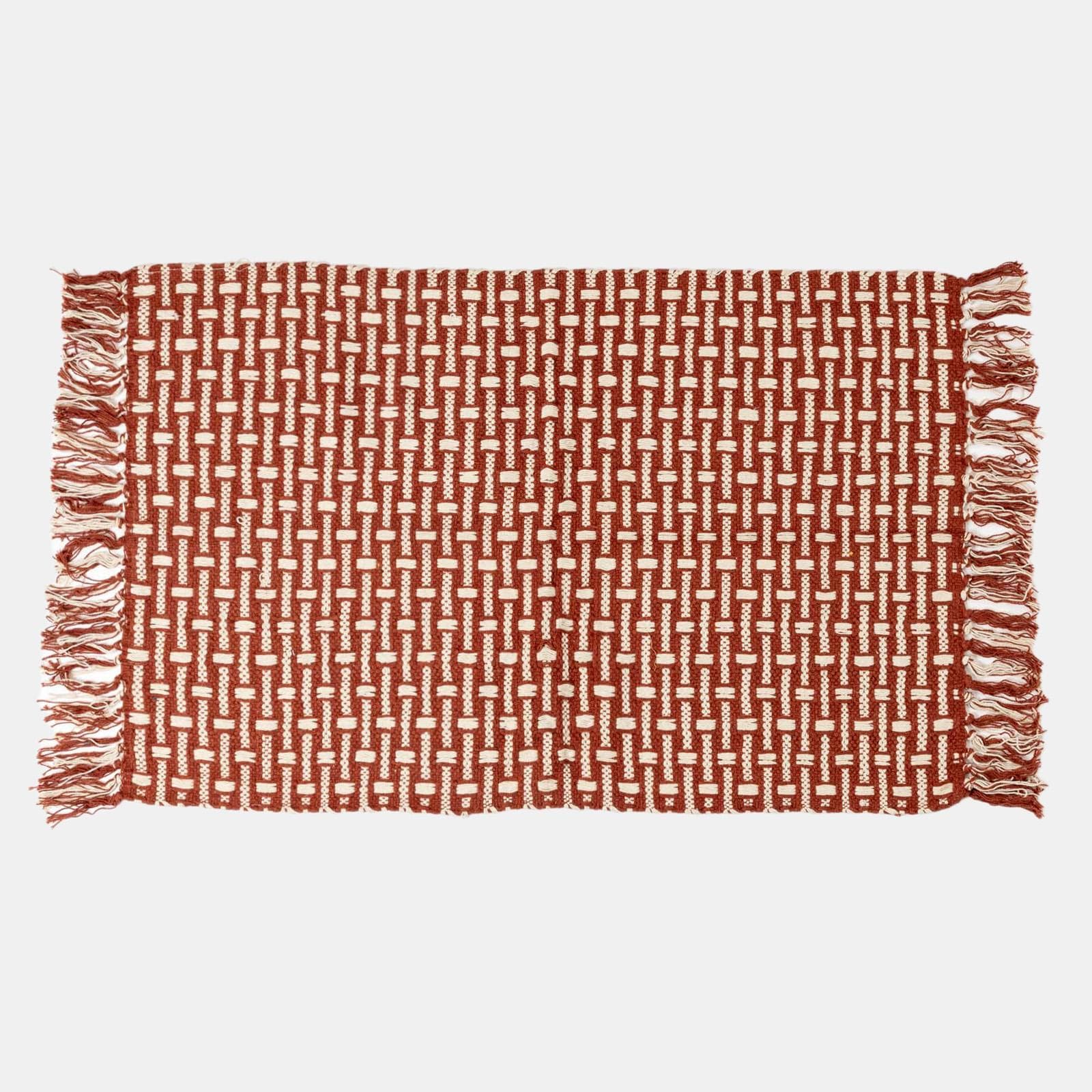 Tappeto 60x90 cm in cotone terracotta e bianco intrecciato con frange