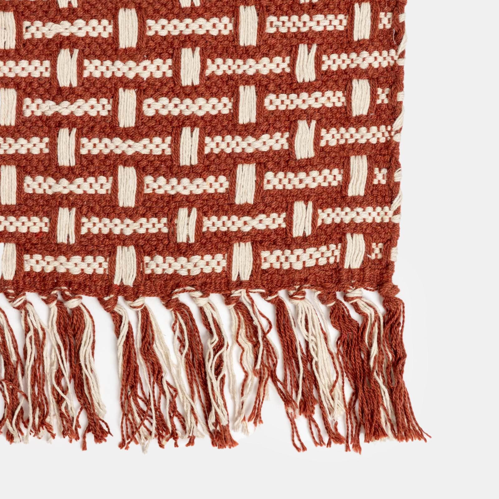 Tappeto 60x90 cm in cotone terracotta e bianco intrecciato con frange