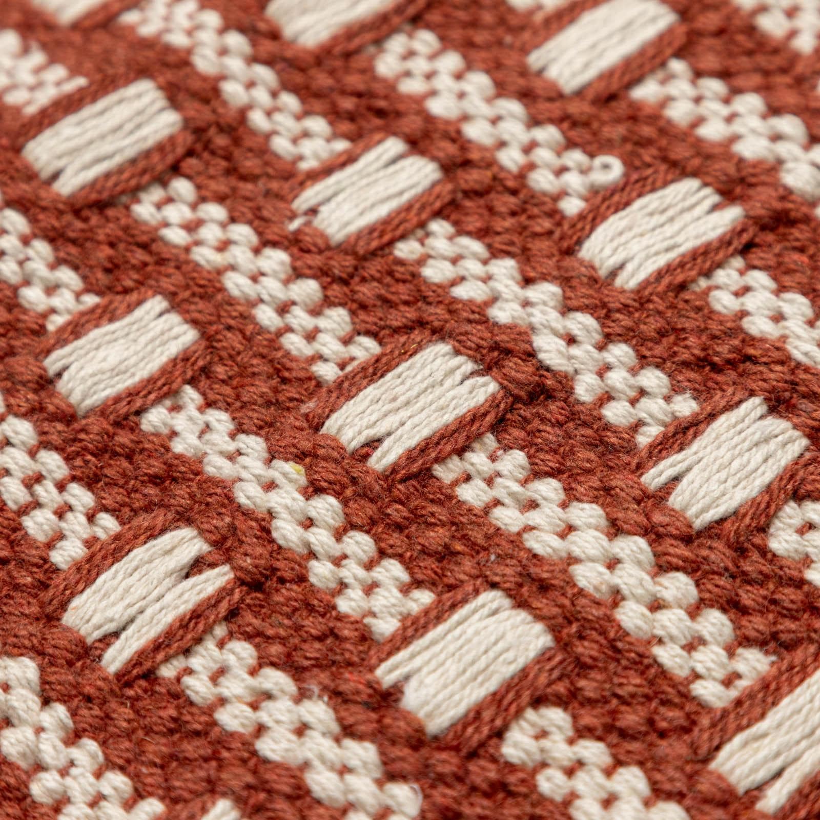 Tappeto 60x90 cm in cotone terracotta e bianco intrecciato con frange