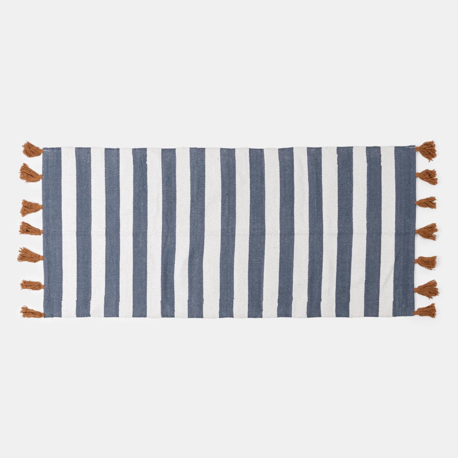 Tappeto 70x140 cm in cotone blu e bianco a strisce con nappine senape