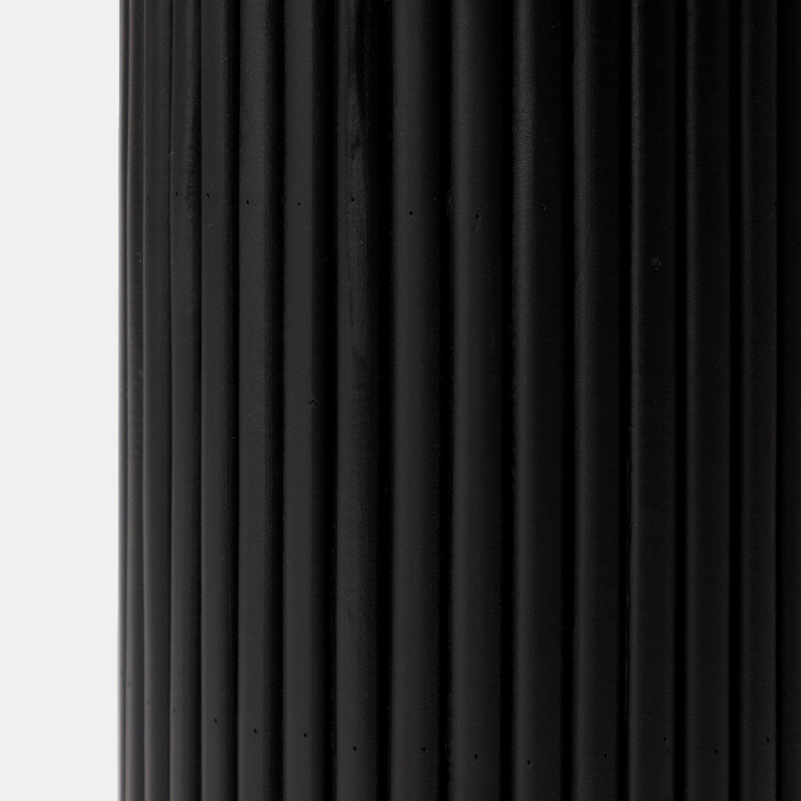 Tavolino rotondo 40 cm con top in marmo nero e base in legno nero cannettato - Felipe