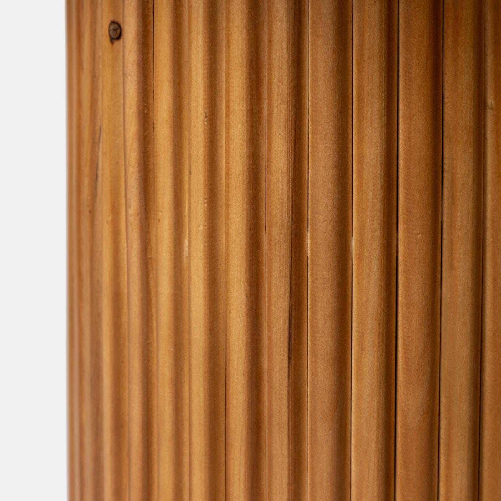 Tavolino rotondo 40 cm con top in marmo verde e base in legno naturale cannettato - Khalid