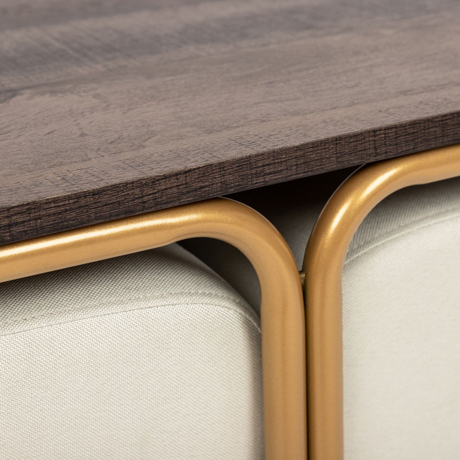 Tavolino 78x45h cm top effetto legno con due pouf estraibili in tessuto bianco - Bonnie