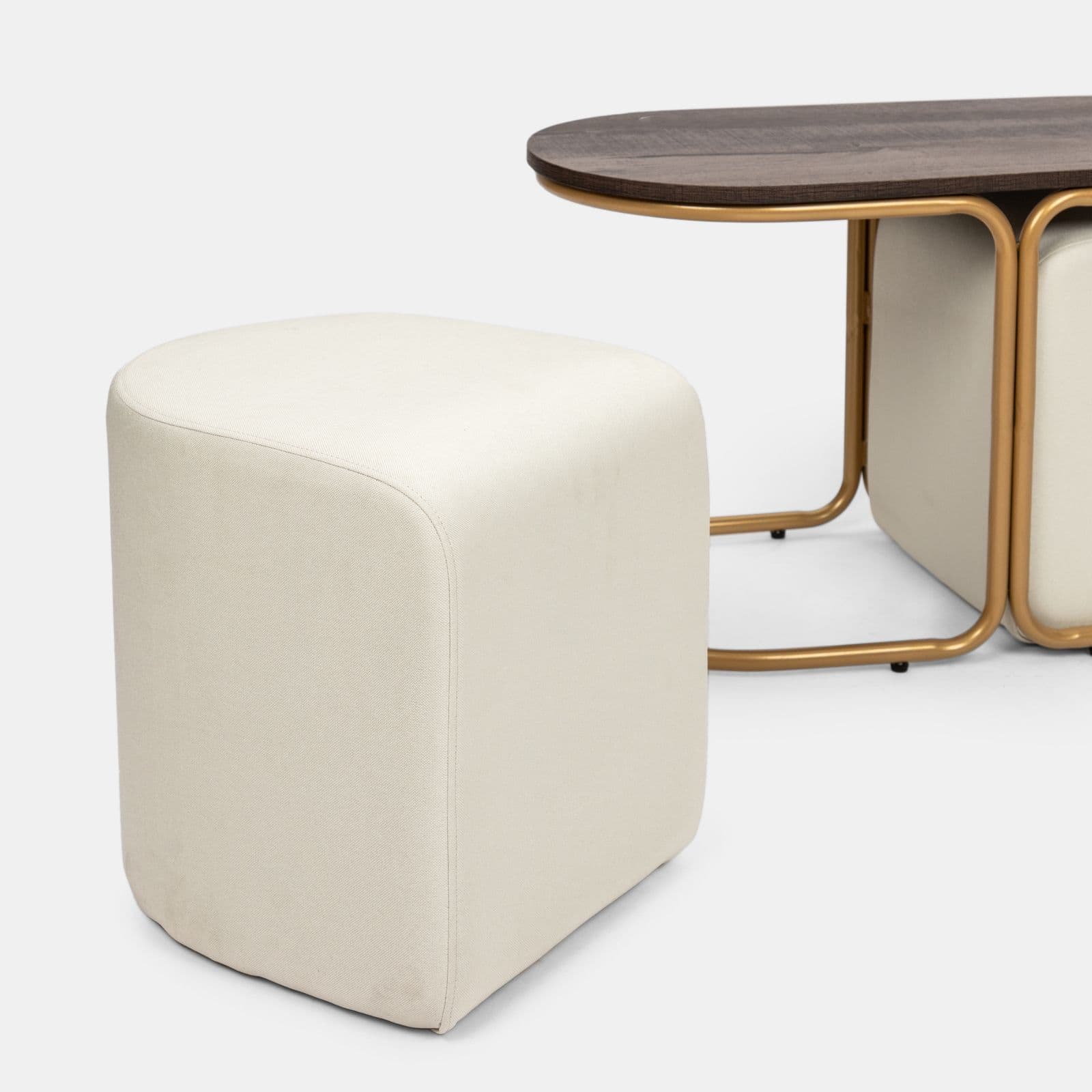 Tavolino 78x45h cm top effetto legno con due pouf estraibili in tessuto bianco - Bonnie