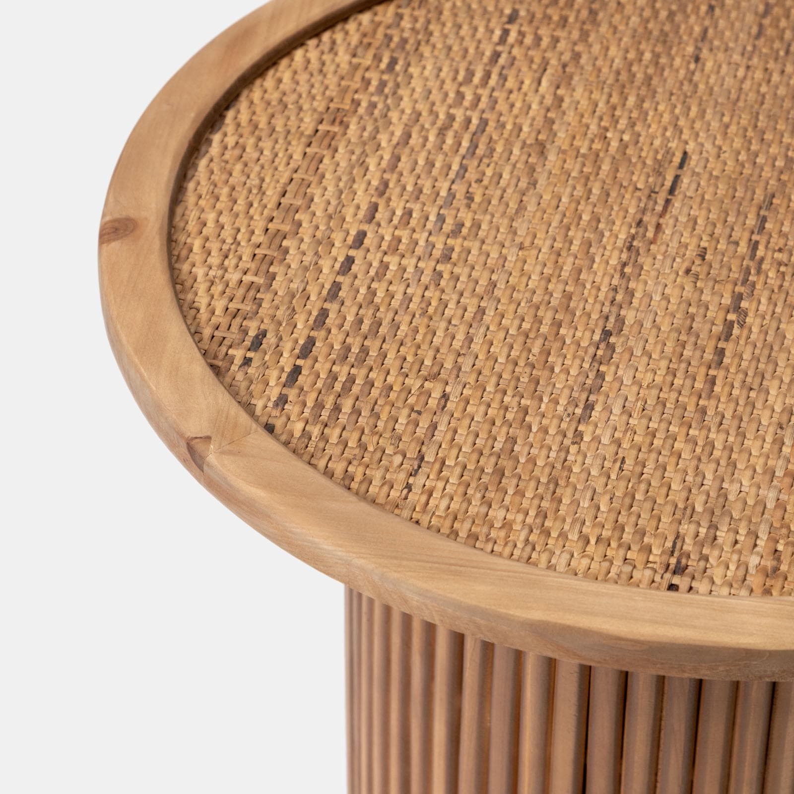 Tavolino rotondo 50 cm con top in rattan e base in legno naturale cannettato - Khalid