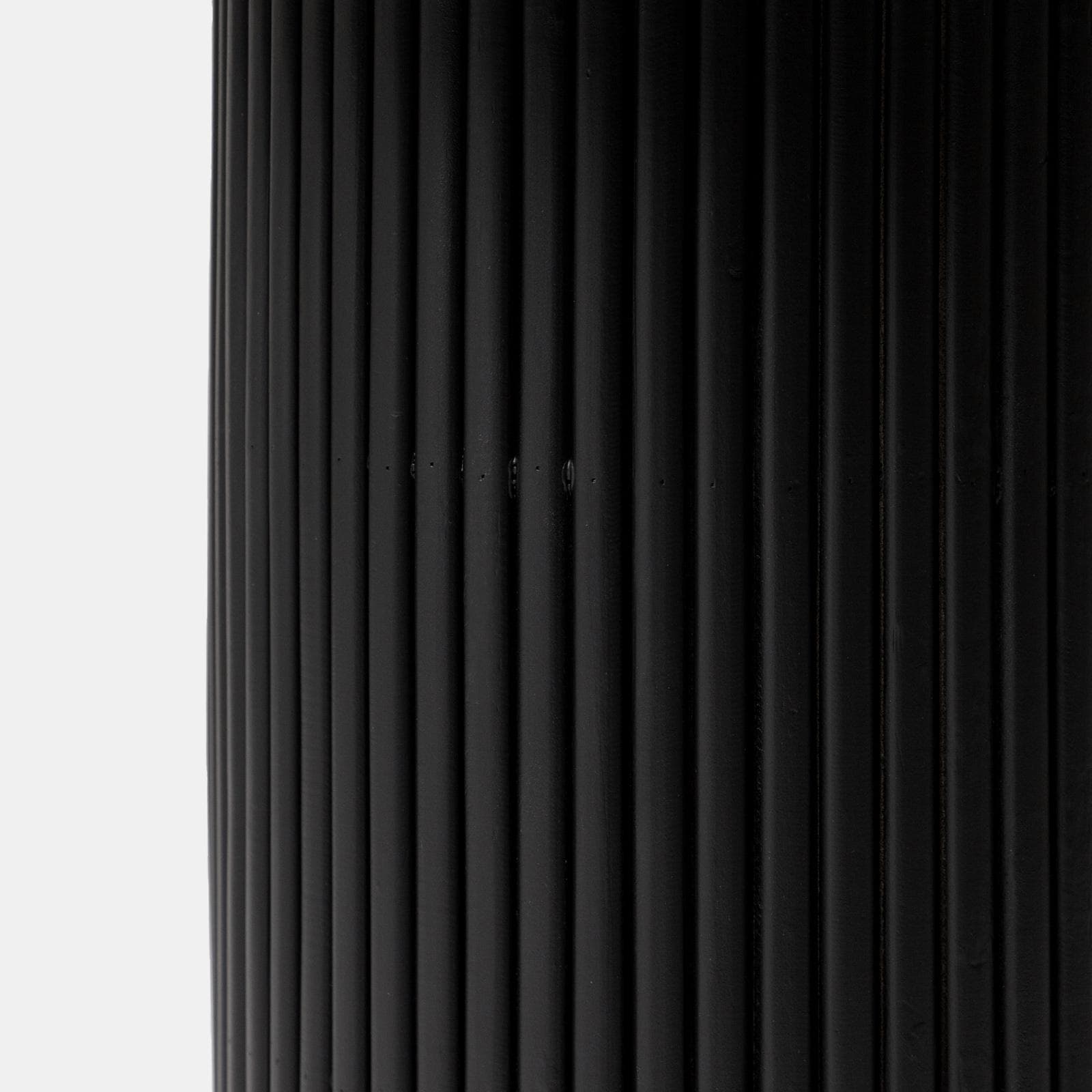 Tavolino rotondo 60 cm con top in marmo nero e base in legno nero cannettato - Felipe