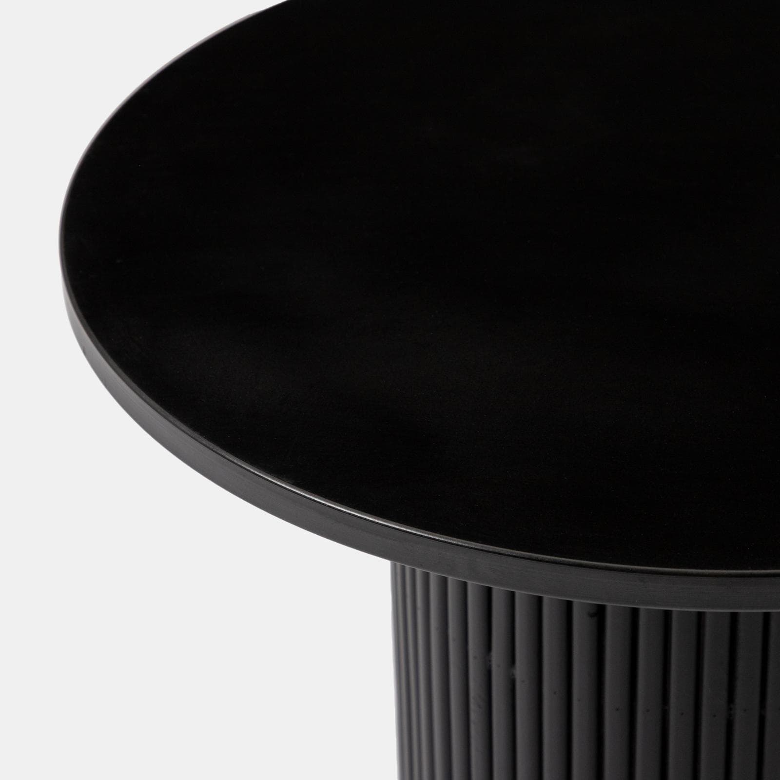 Tavolino rotondo 60 cm con top in marmo nero e base in legno nero cannettato - Felipe