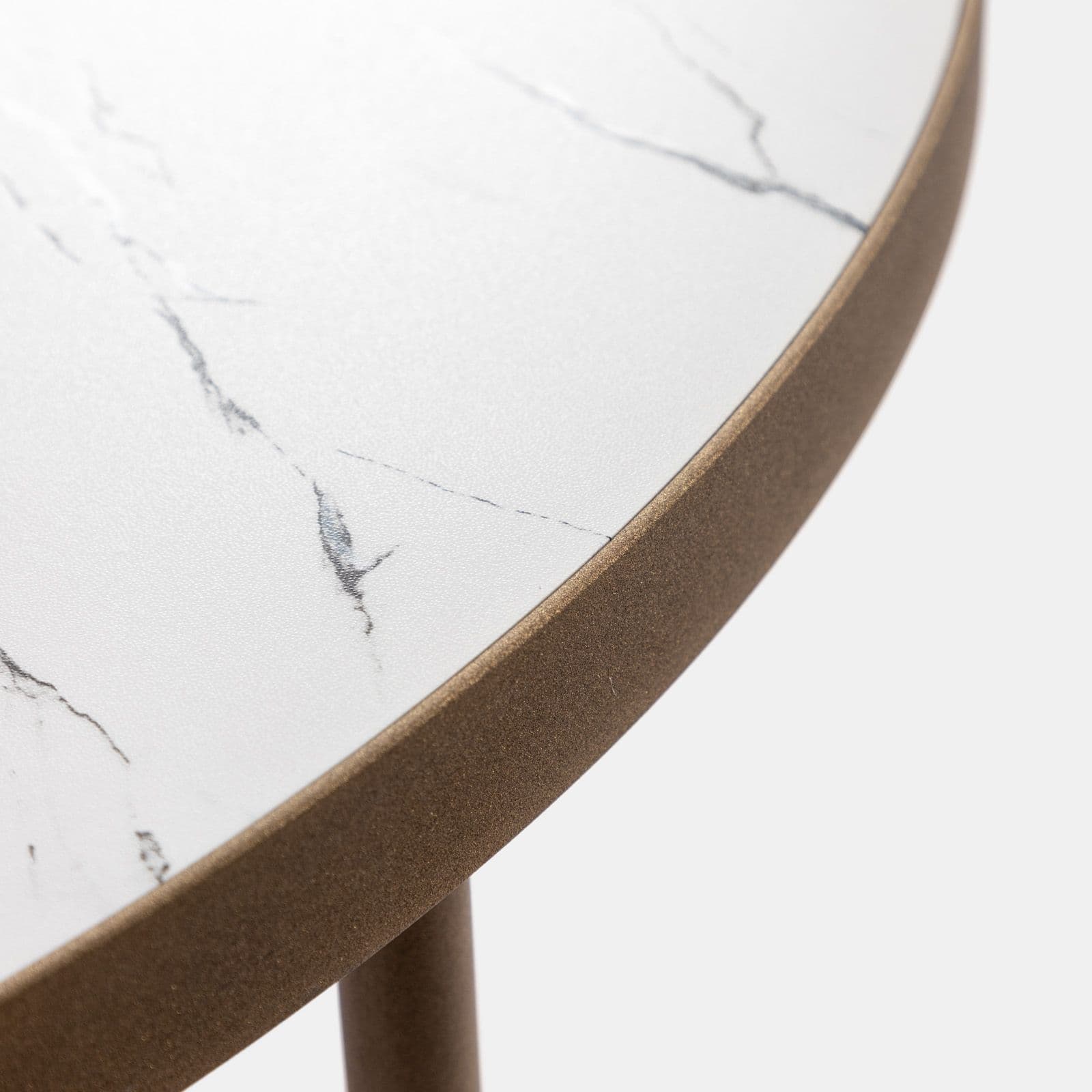 Tavolino 90 cm con piano effetto marmo bianco e base oro - Clarity