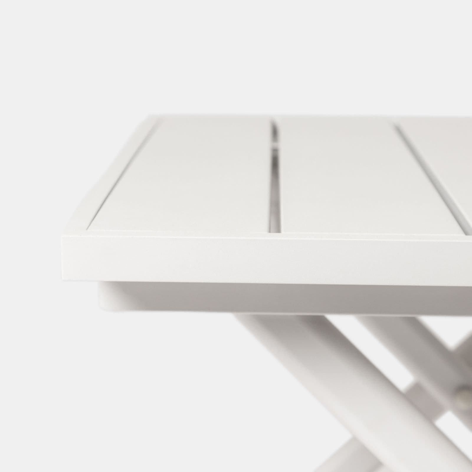 Tavolino da caffè con piano a doghe 44x43 cm in alluminio bianco - Jonit