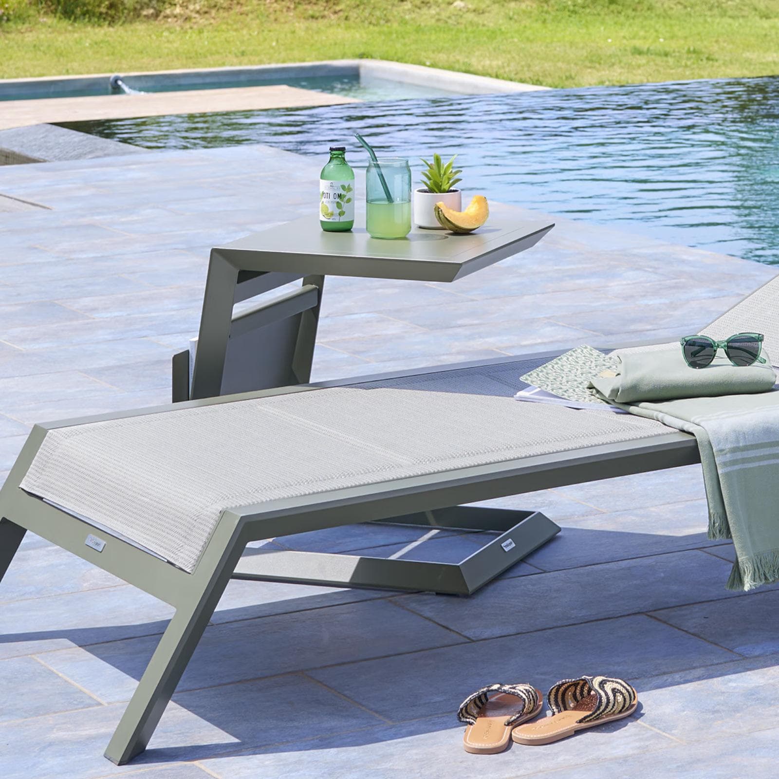 Tavolino da esterno 44x44 cm in alluminio verde alloro con portariviste - Coza