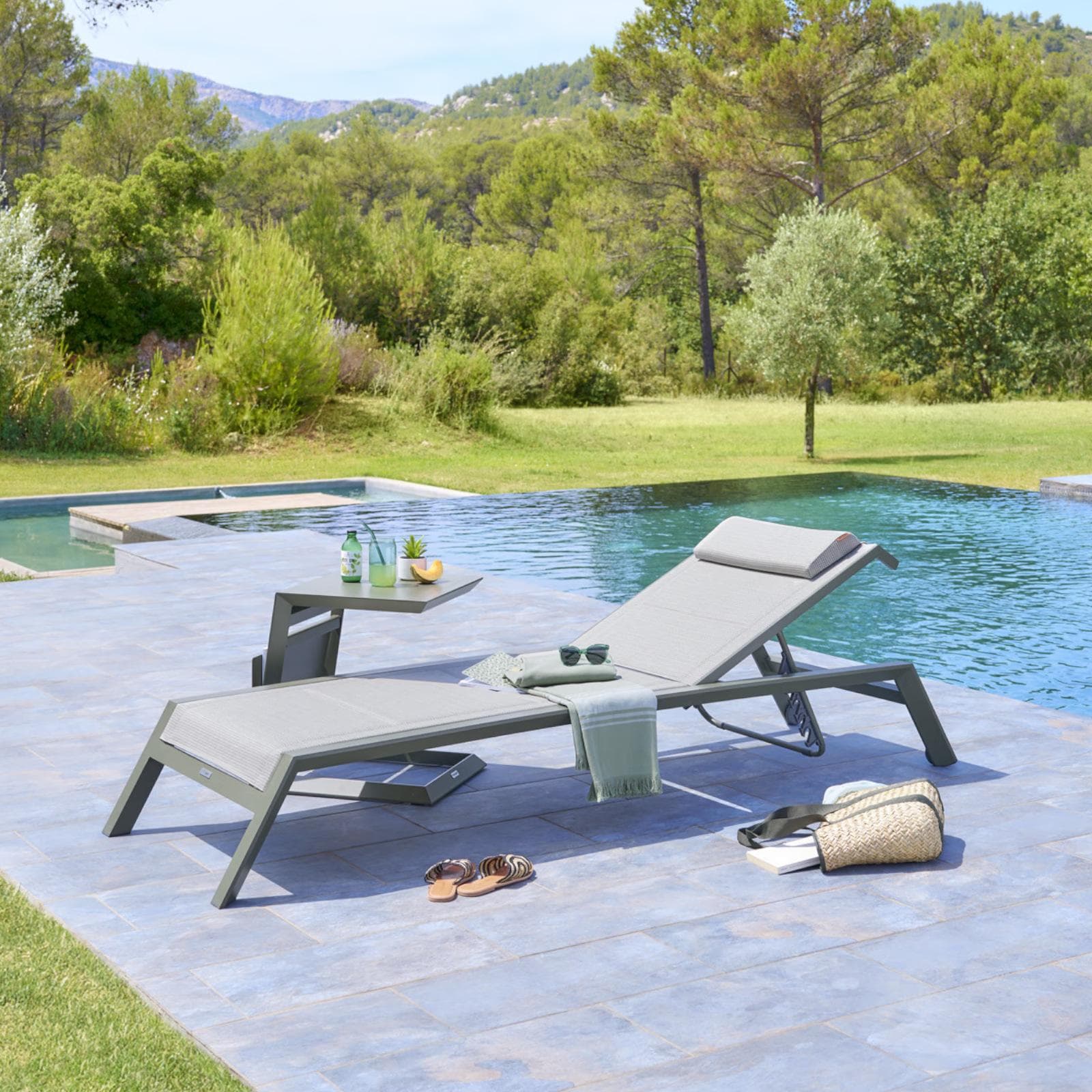 Tavolino da esterno 44x44 cm in alluminio verde alloro con portariviste - Coza