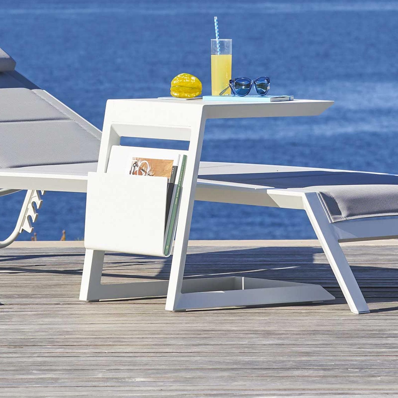 Tavolino da giardino 55x45 cm con portariviste in alluminio bianco - Coza