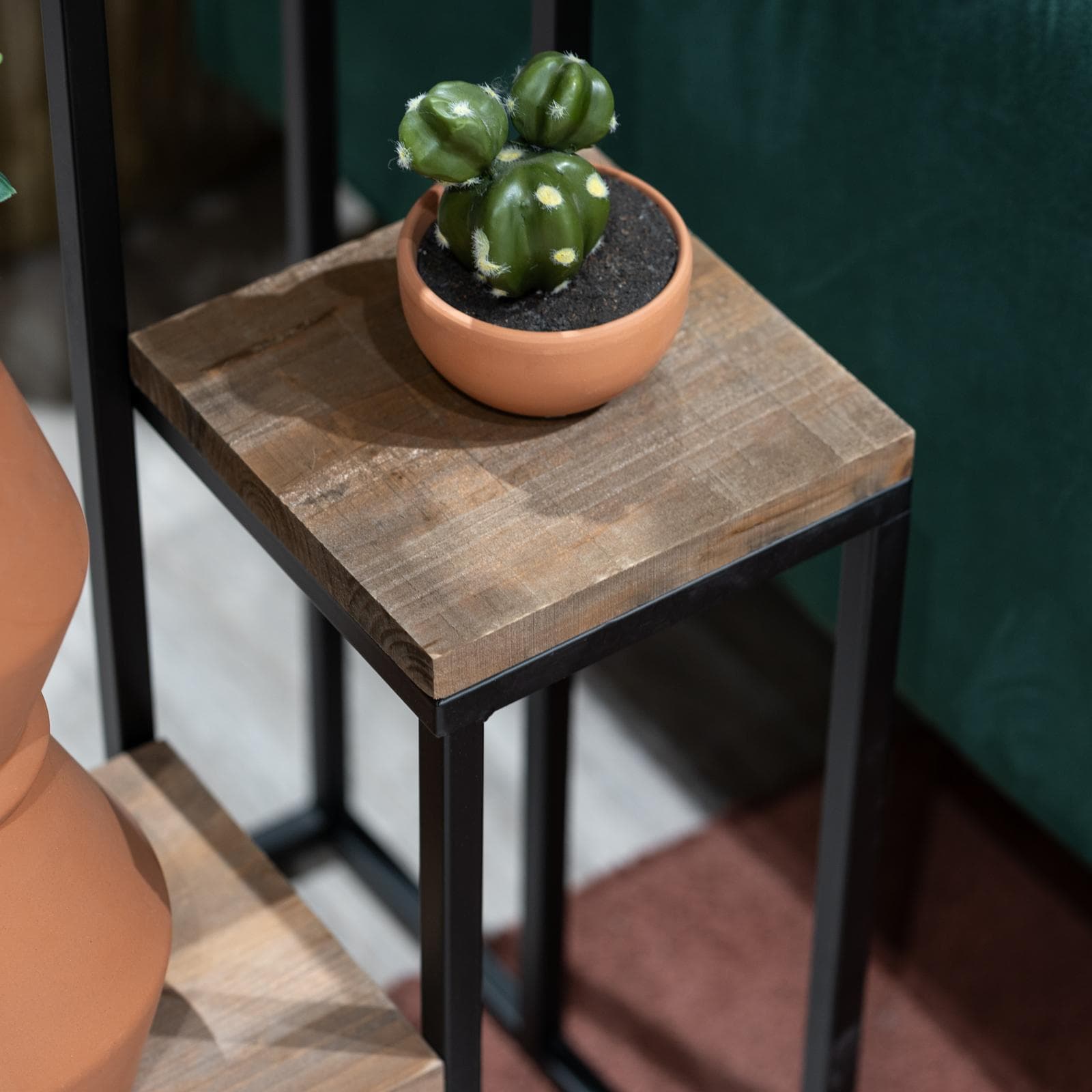 Tavolino espositore 89h cm in metallo nero con 4 ripiani in legno di pino