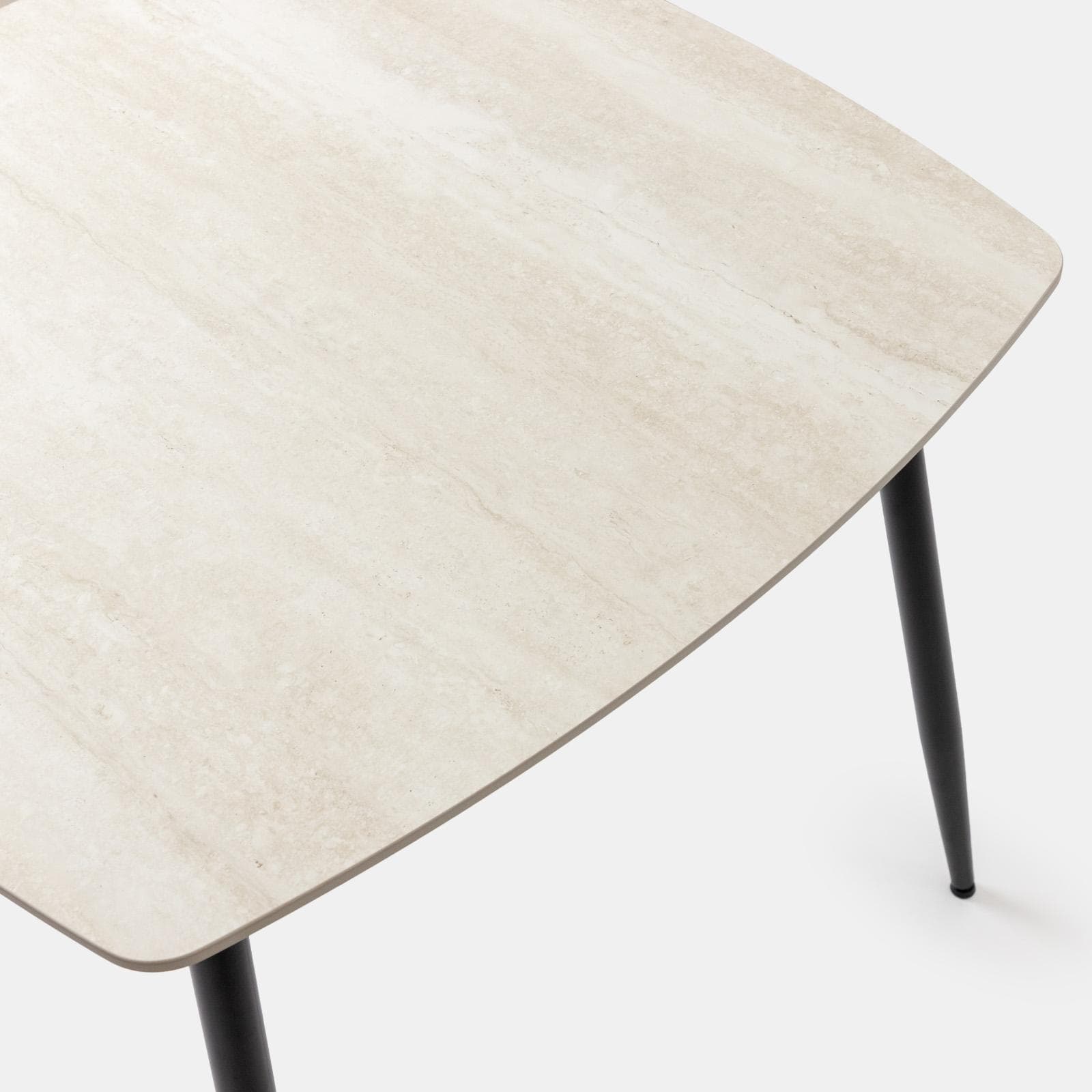 Tavolo da pranzo 90x90 cm con top in pietra sinterizzata effetto travertino e gambe nere - Calix