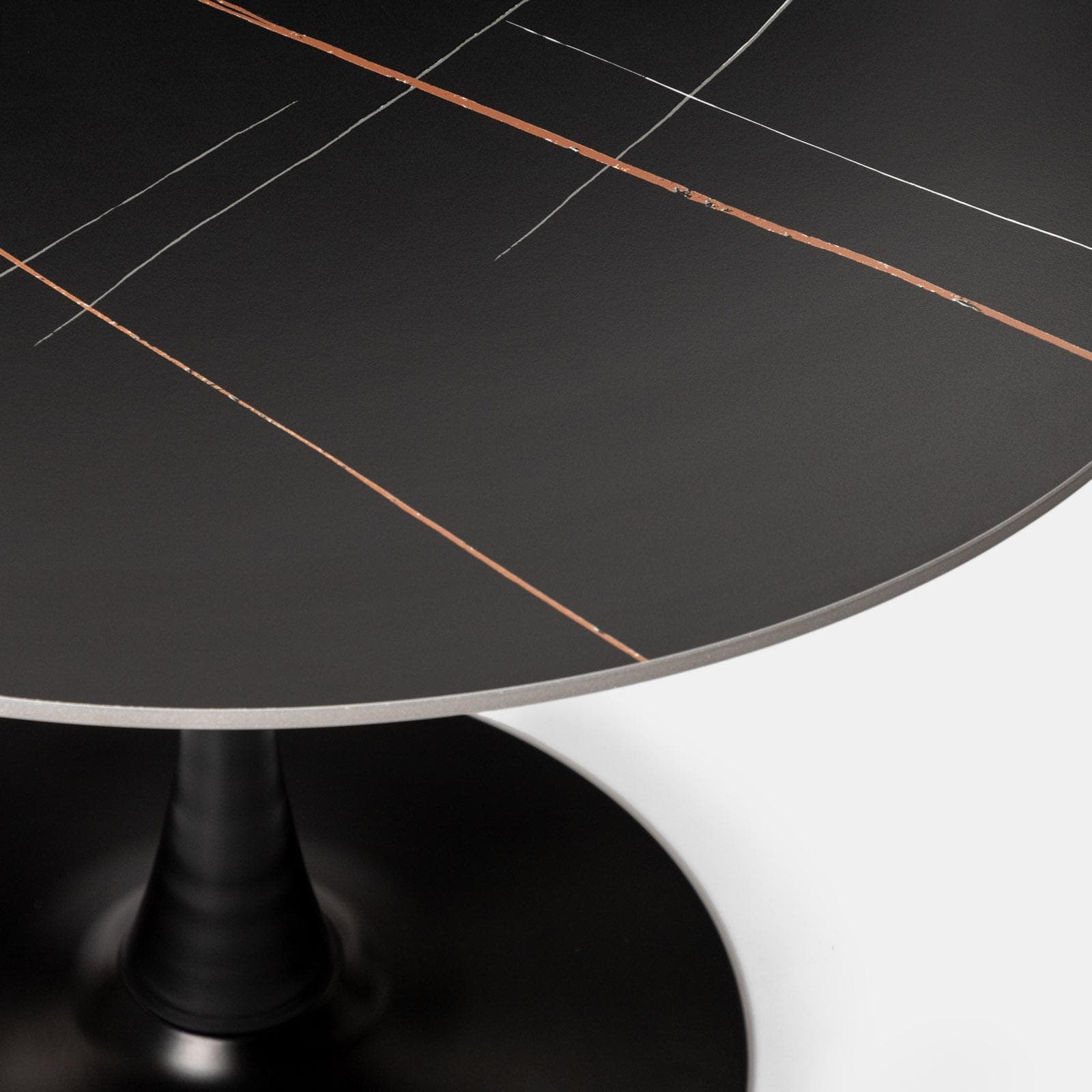 Tavolo rotondo 100 cm con top in ceramica effetto marmo e struttura in metallo nero - Tulipano